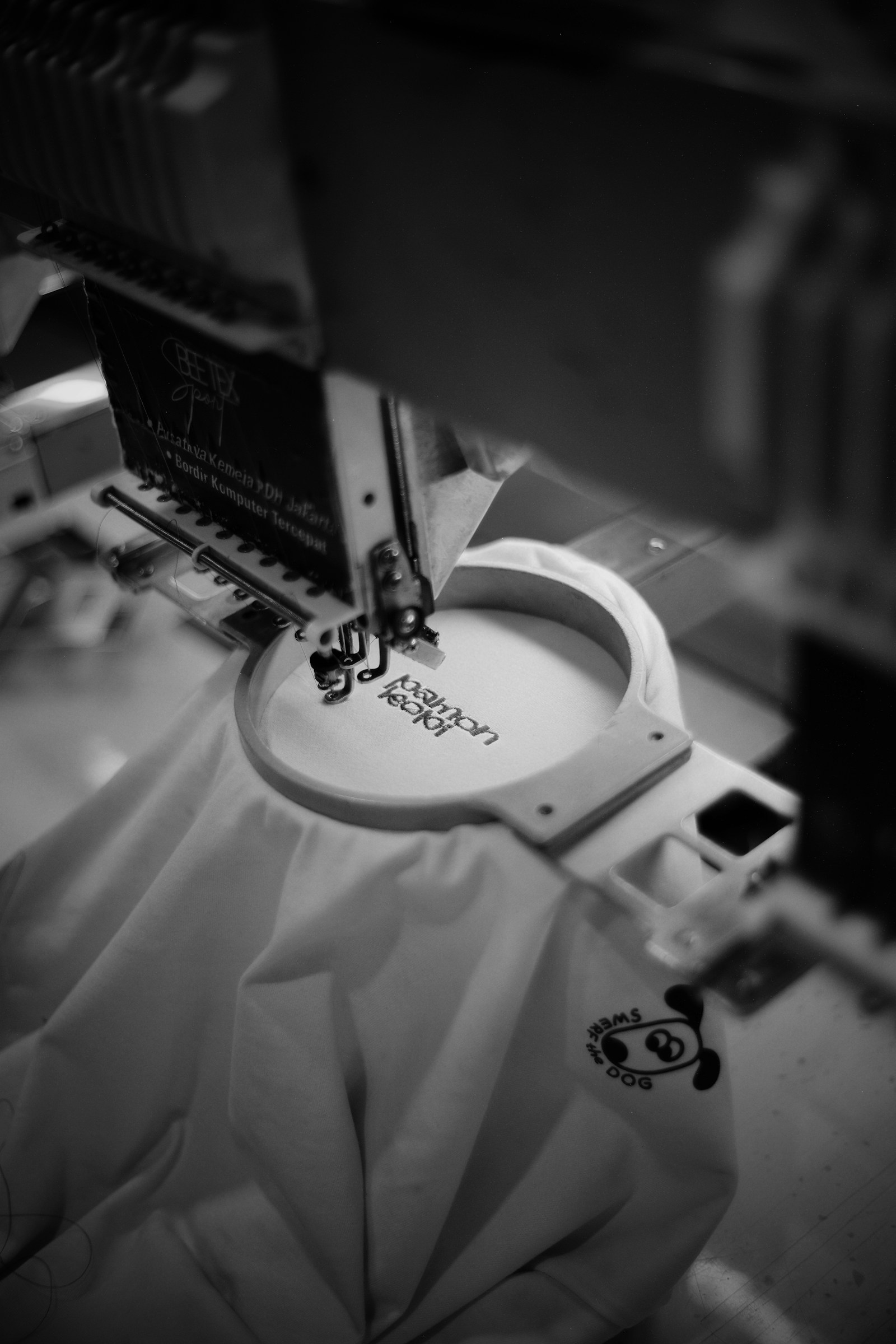 Stickmaschine beim Besticken von Stoff