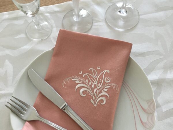 Serviette mit Blumenranke