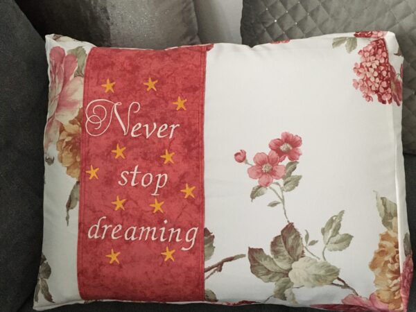 Polster „Never Stop Dreaming“