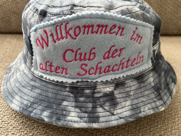 Haube – Willkommen im Club der alten Schachteln