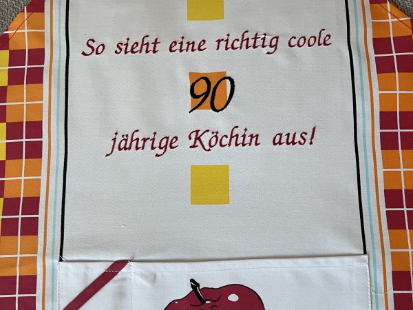Schürze – so sieht eine coole 90 jährige Köchin aus